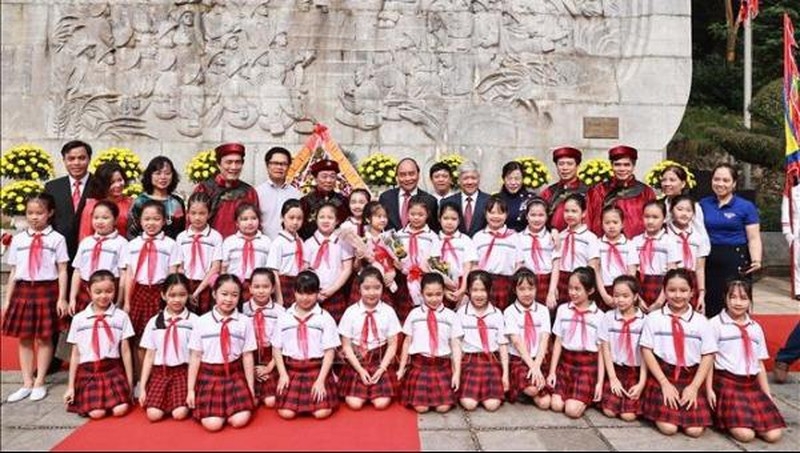 President Nguyen Xuan Phuc with the students at the Special National Historical Relic Site of Hung Kings Temple in the northern province of Phu Tho, April 21, 2021. (Photo: VNA).
