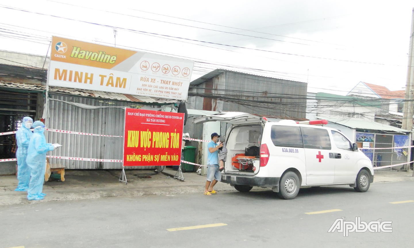 Xe của Trung tâm Y tế huyện Châu Thành đón F0 đi điều trị 