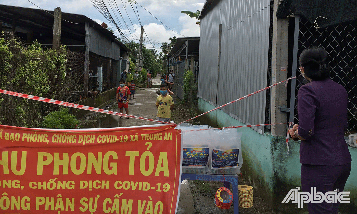 Chương trình mang đến các phần quà trung thu ý nghĩa đến với trẻ em trong khu phong tỏa 