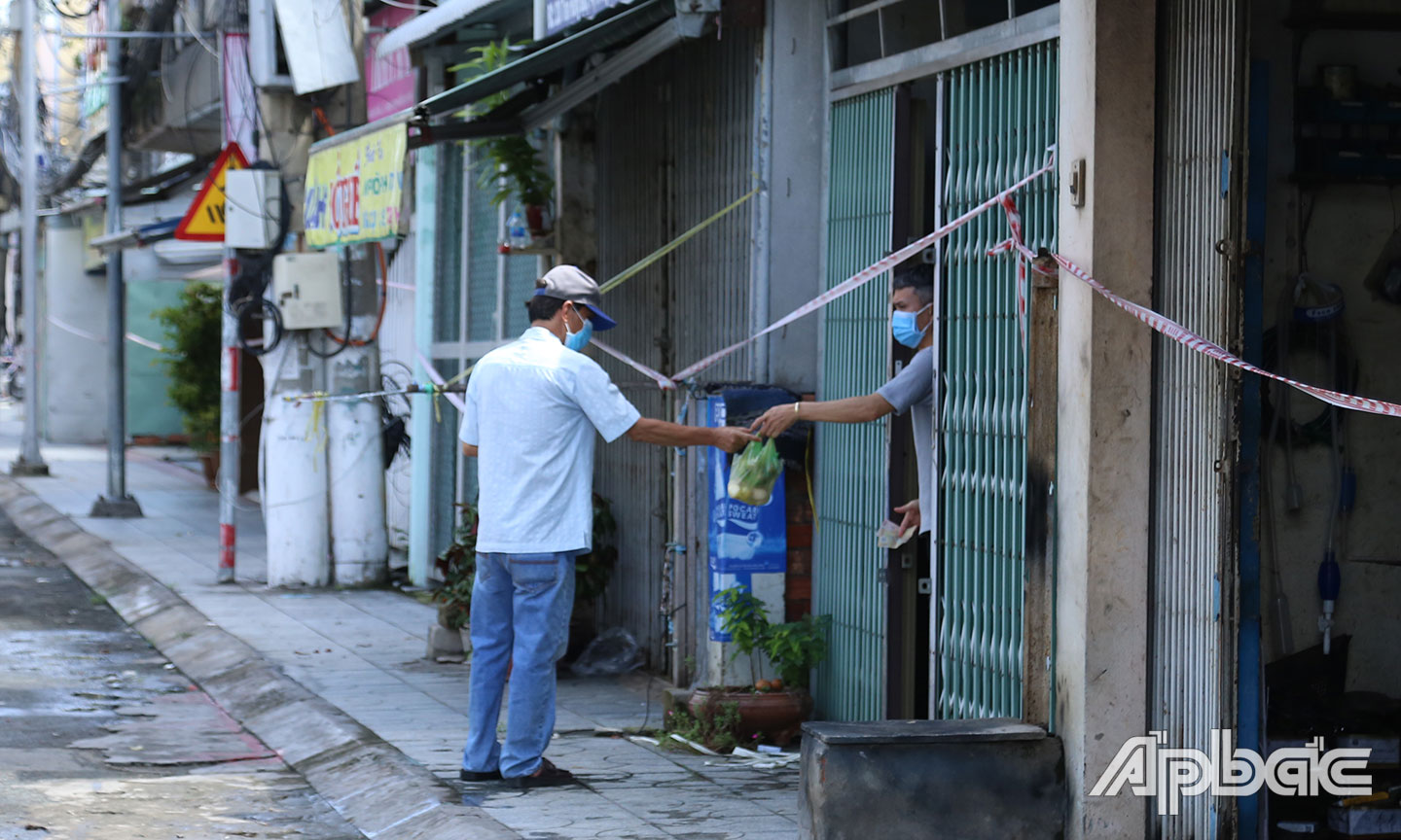 Một số hộ dân chưa ý thức trong mua bán hàng hóa tại khu vực phong tỏa trên đường Trần Hưng Đạo.