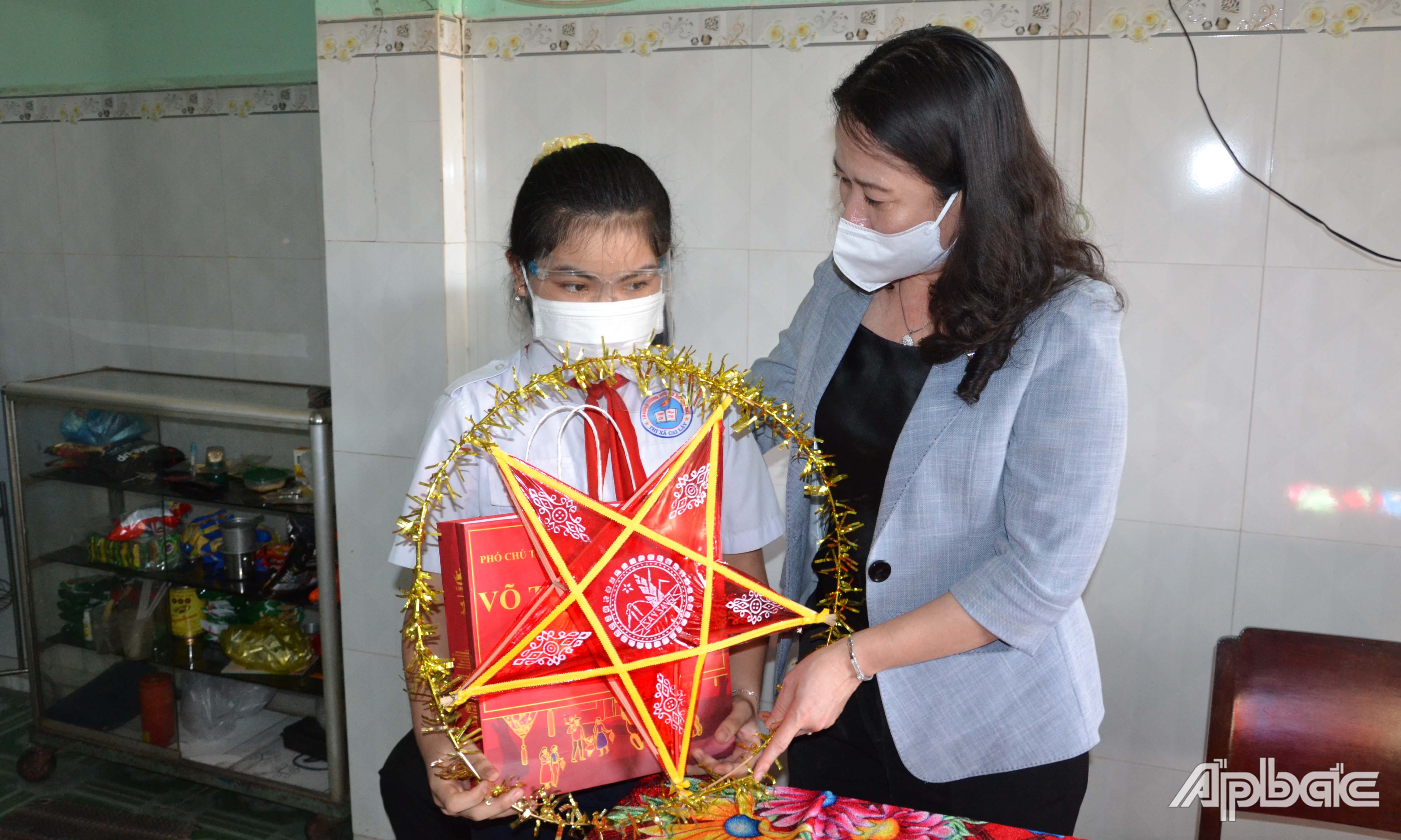 Phó Chủ tịch nước Võ Thị Ánh Xuân tặng quà học sinh có mẹ mất do bệnh Covid-19 tại TX. Cai Lậy.
