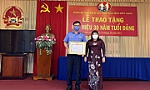 Trao tặng Huy hiệu 30 năm tuổi Đảng