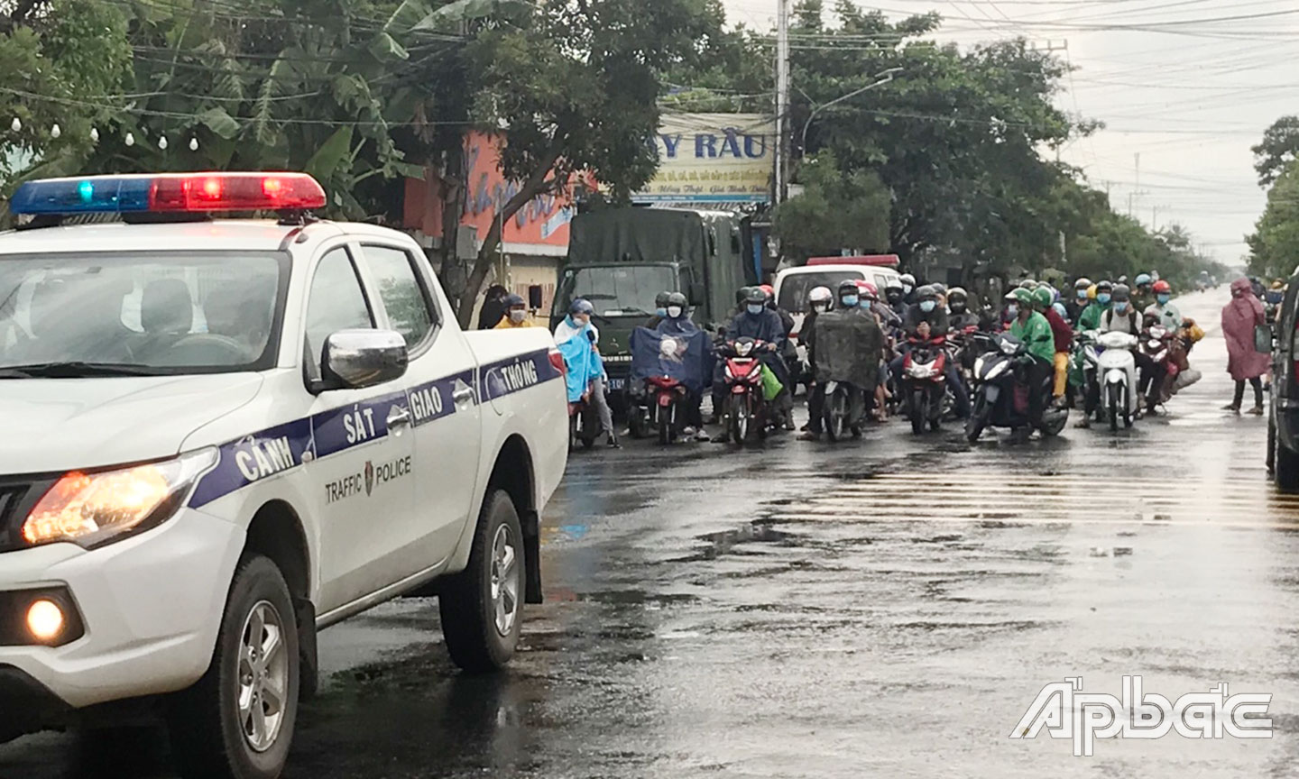 Người và phương tiện đang tập trung tại Trung tâm Văn hóa huyện Châu Thành.