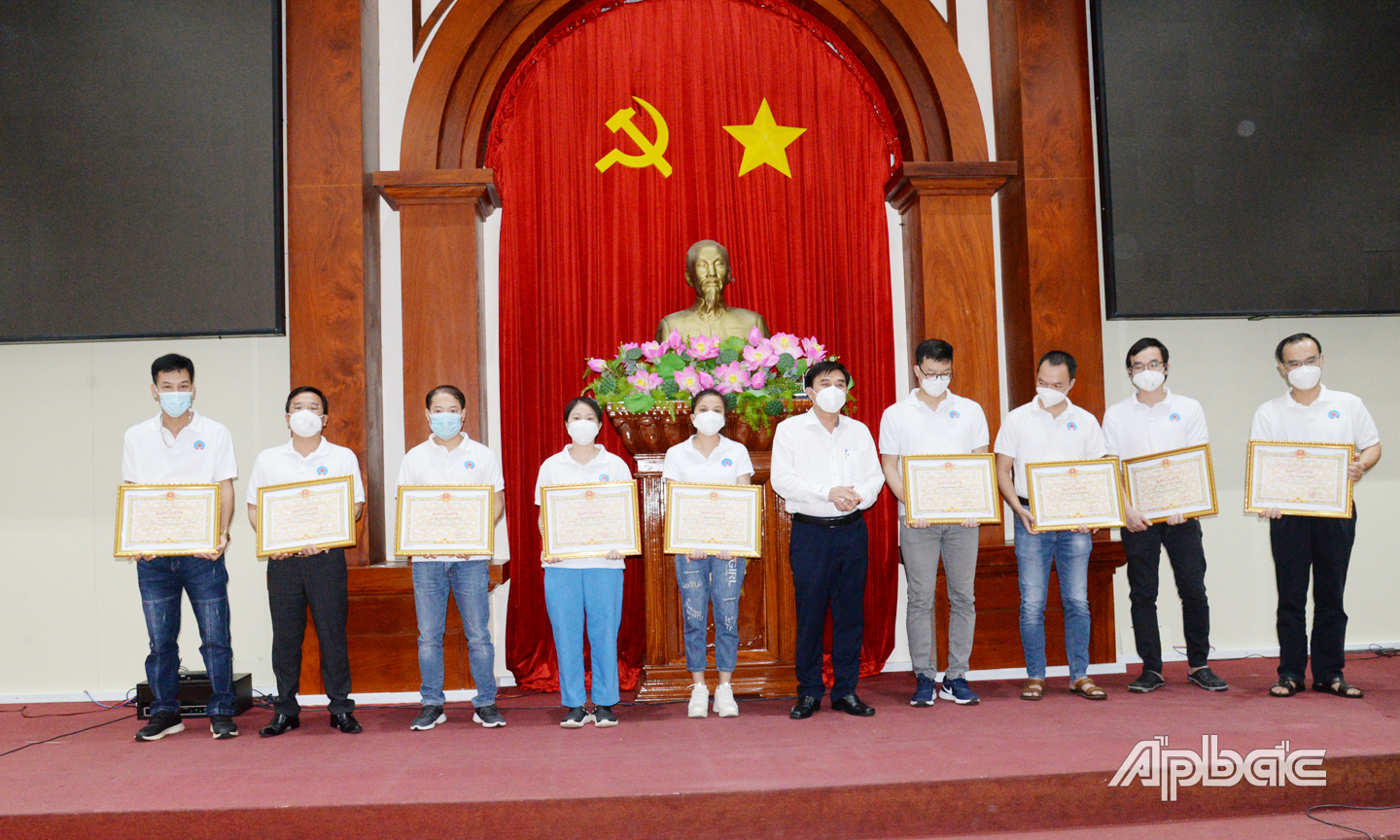 Đồng chí Nguyễn Văn Mười, Phó Chủ tịch UBND tỉnh Tiền Giang trao Bằng khen đến các thầy thuốc đã có đóng góp to lớn trong công tác phòng, chống dịch Covid-19 trên địa bàn tỉnh.