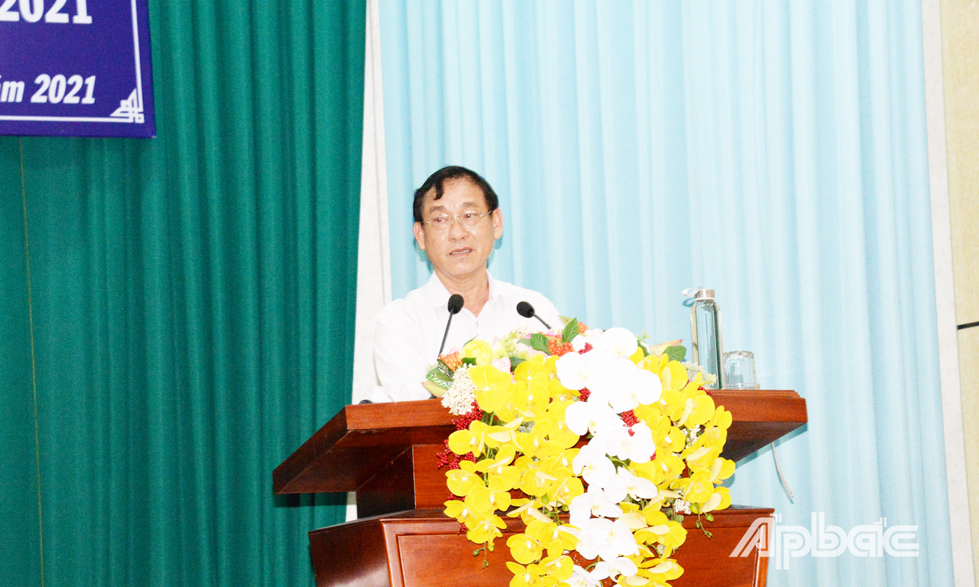 Đồng chí Nguyễn Văn Vĩnh, Phó Bí thư Tỉnh ủy, Chủ tịch UBND tỉnh phát biểu về công tác phòng, chống dịch Covid-19 trên địa bàn tỉnh, chuyển đổi trạng thái thích ứng, an toàn, linh hoạt, kiểm soát có hiệu quả dịch bệnh; về kết quả thực hiện nhiệm vụ phát triển kinh tế - xã hội 9 tháng đầu năm và phương hướng, nhiệm vụ 3 tháng cuối năm 2021.