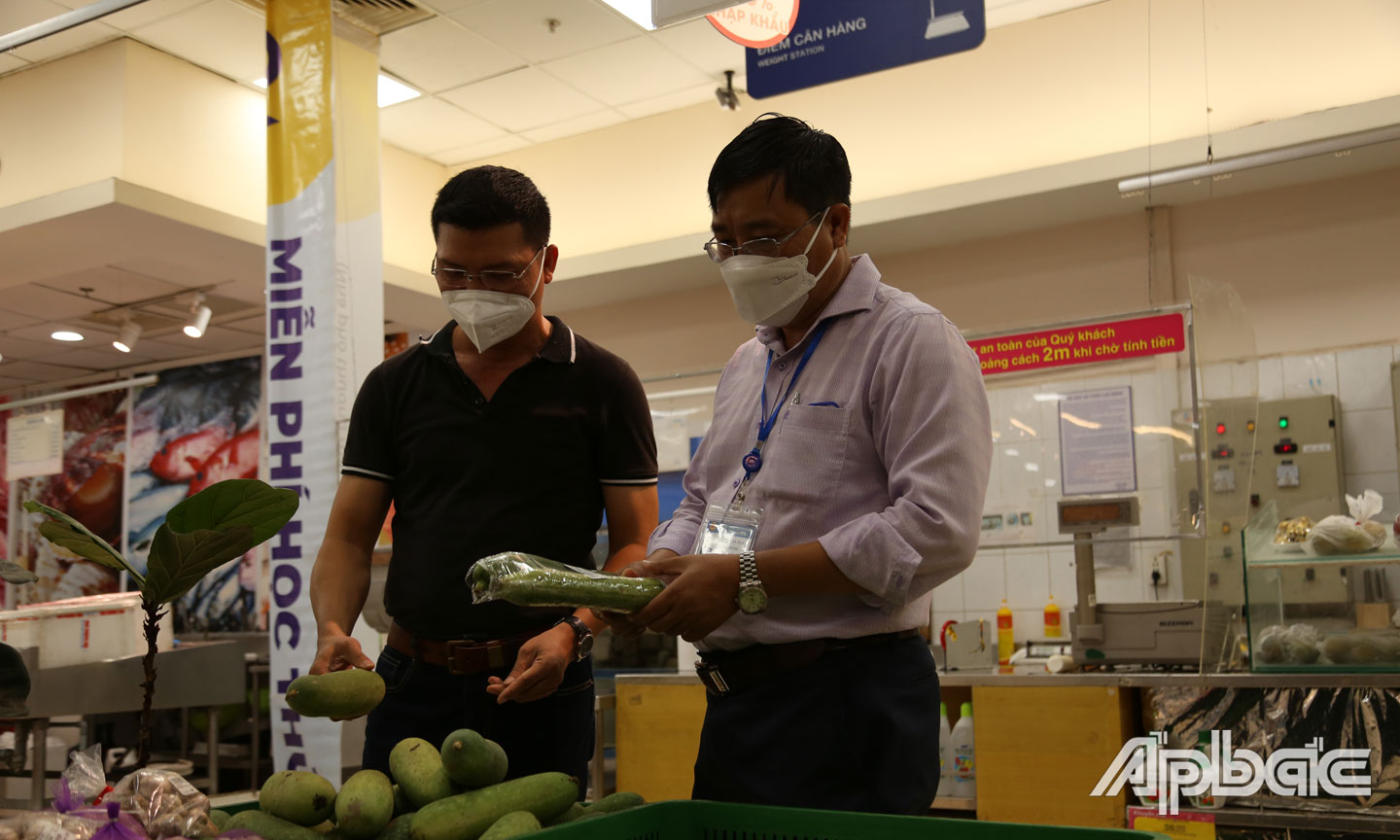 Đồng chí Đặng Văn Tuấn (phải) kiểm tra các đơn vị kinh doanh trong thời gian tỉnh thực hiện giãn cách xã hội theo Chỉ thị 16 của Thủ tướng Chính phủ.  	                                                                                                                                                                                                                                             Ảnh: Tuấn Lâm