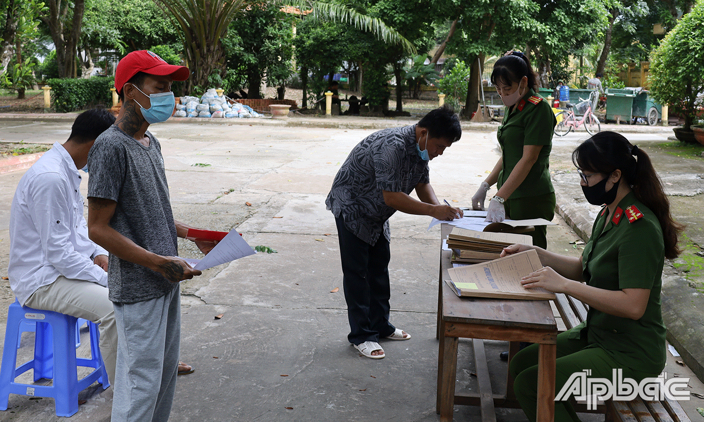 Phạm nhân làm thủ tục trở về địa phương.