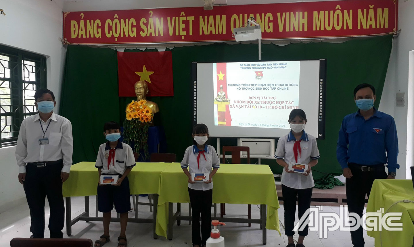 Trường THCS - THPT Ngô Văn Nhạc (huyện Cái Bè) trao thiết bị học trực tuyến cho học sinh có hoàn cảnh khó khăn. 