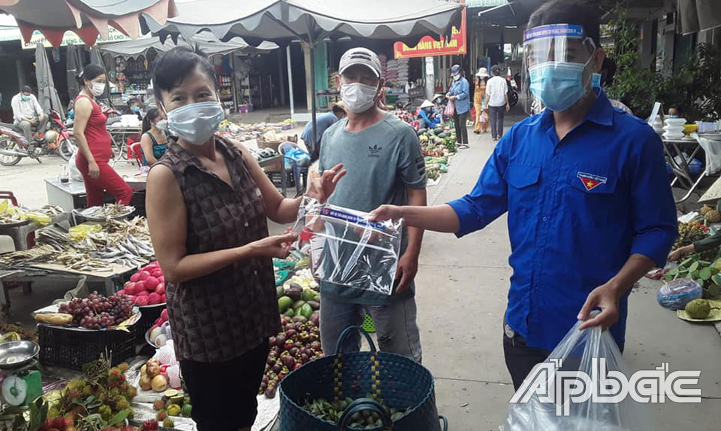  Lực lượng đoàn viên, thanh niên xã Thiện Trí tham gia phòng, chống dịch Covid-19 tặng kính chắn giọt bắn cho người dân. 