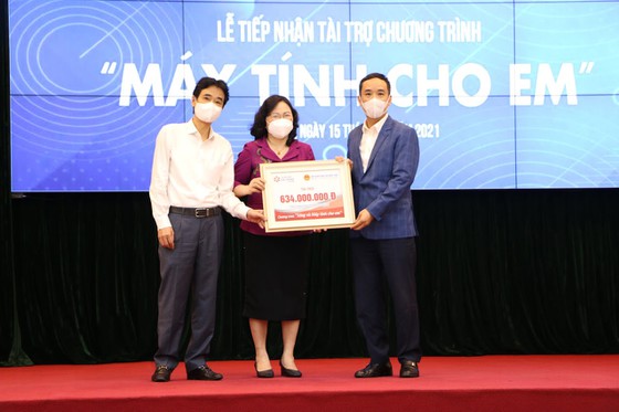 Ngành giáo dục đã vận động được hơn 108 tỷ đồng, trên 12.000 máy tính bảng cho học sinh.