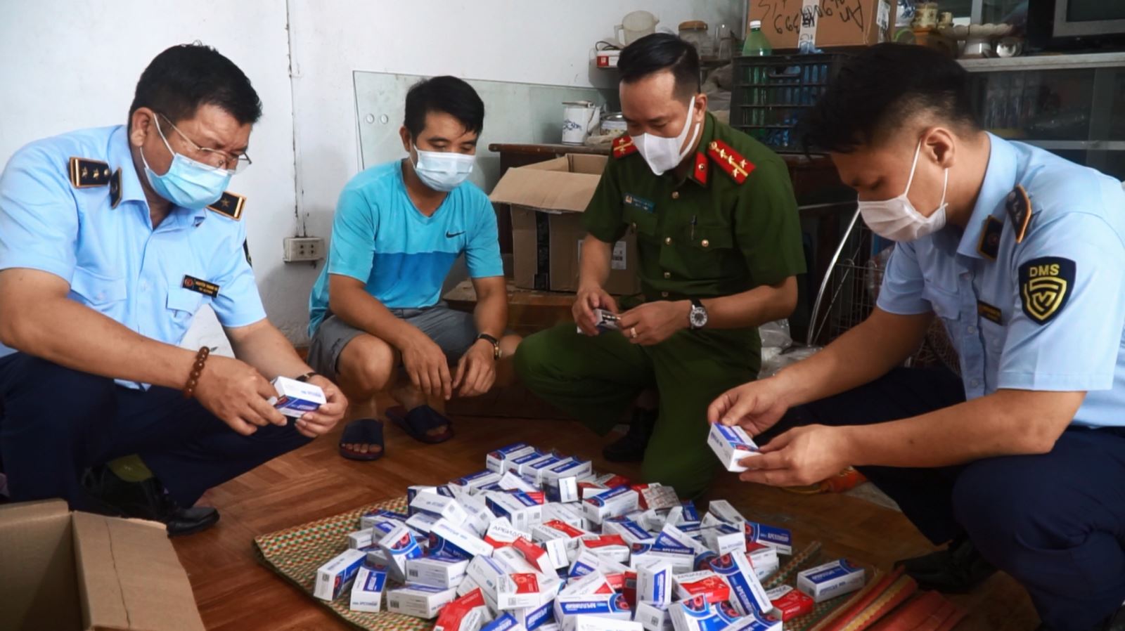 Lực lượng chức năng thu giữ số thuốc điều trị COVID -19 không rõ nguồn gốc xuất xứ. Ảnh: QLTT.
