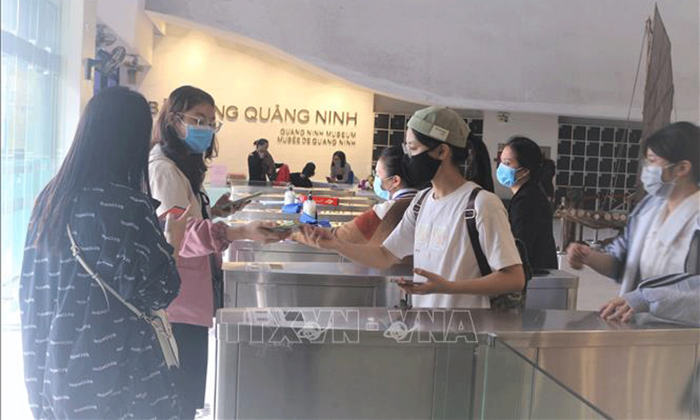 Du khách đến Bảo tàng tỉnh Quảng Ninh thực hiện khai báo y tế, thực hiện các biện pháp phòng, chống dịch COVID-19, ngày 18/10/2021. Ảnh: Thanh Vân/TTXVN