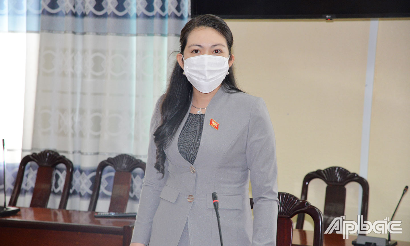 Đại biểu Nguyễn Thị Uyên Trang phát biểu tại buổi thảo luận tổ.