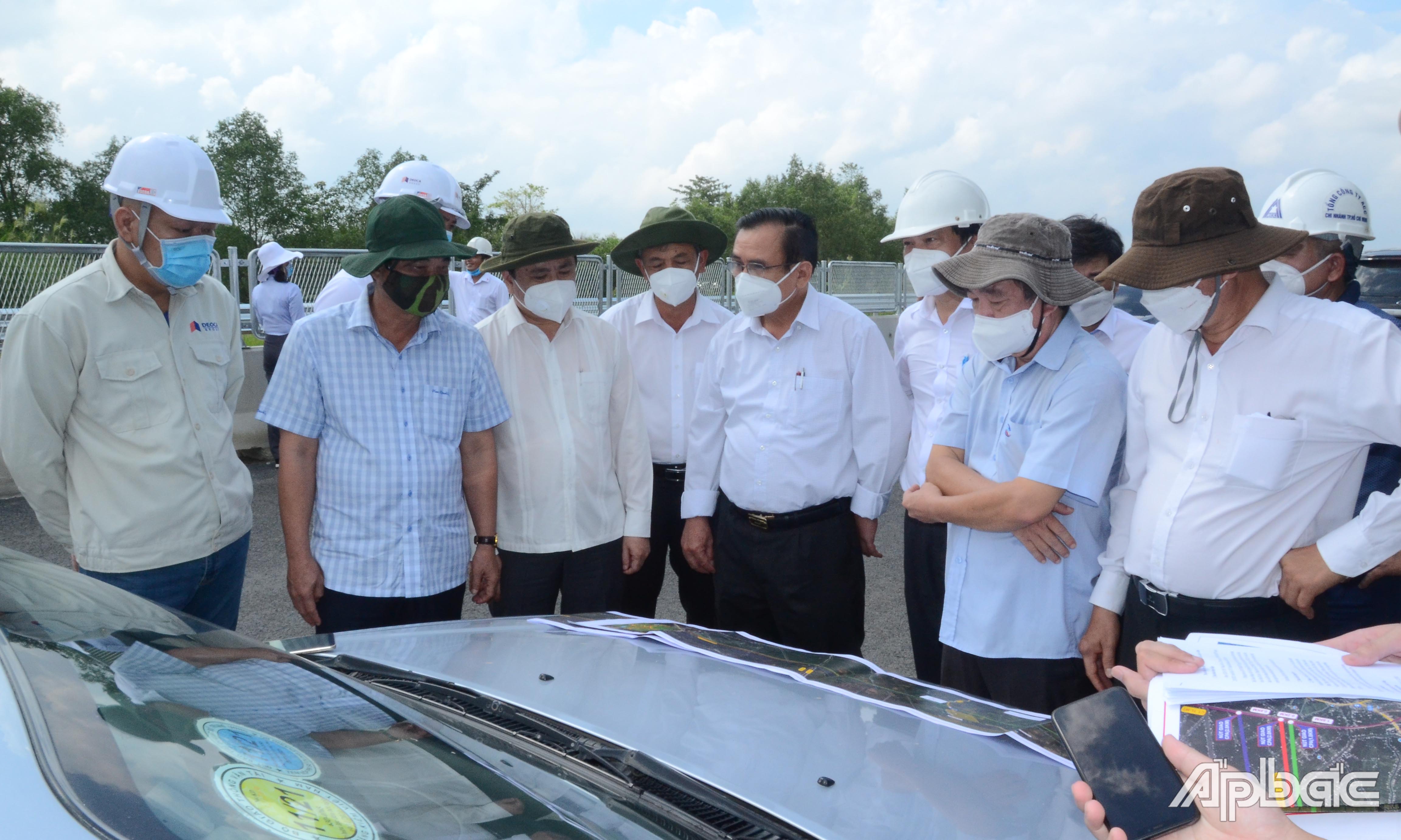 Lãnh đạo tỉnh  khảo sát phương án hướng tuyến Dự án cao tốc Cao Lãnh - An Hữu tại đoạn giao với cao tốc Trung Lương - Mỹ Thuận đi qua huyện Cái Bè.