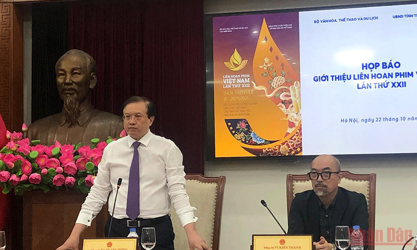 Thứ trưởng Văn hóa, Thể thao và Du lịch Tạ Quang Đông và Cục trưởng Cục Điện ảnh Vi Kiến Thành thông báo về LHP Việt Nam lần thứ 22.