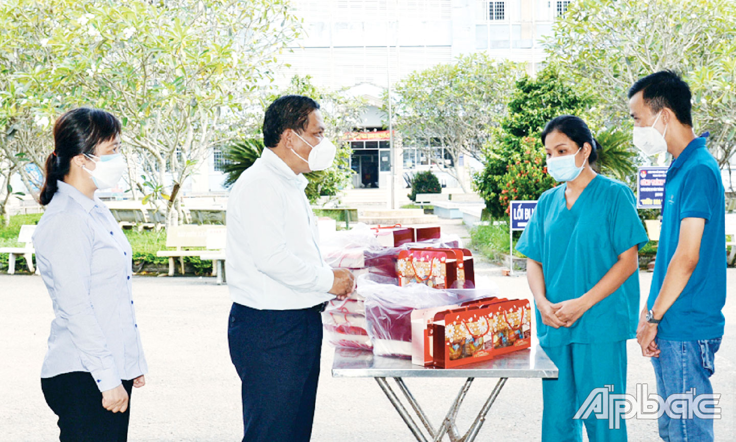 Đồng chí Lý Văn Cẩm, Giám đốc Sở Lao động - Thương binh và Xã hội chuyển quà trung thu đến cho trẻ là F0 đang điều trị tại các bệnh viện dã chiến.