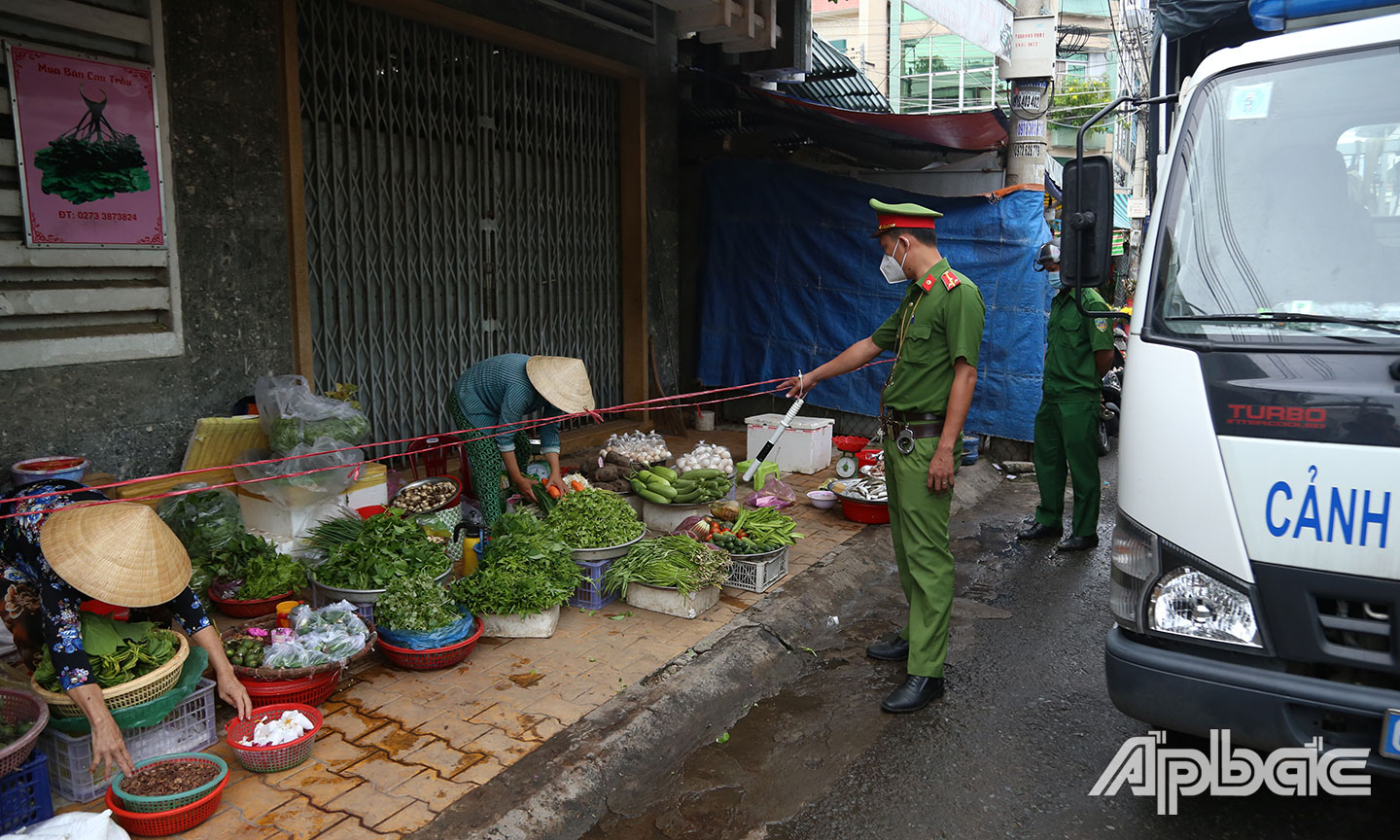 Lực lượng Công an TP.Mỹ Tho thường xuyên nhắc nhở xử phạt nhưng tình trạng lấn chiếm cứ tiếp diễn.