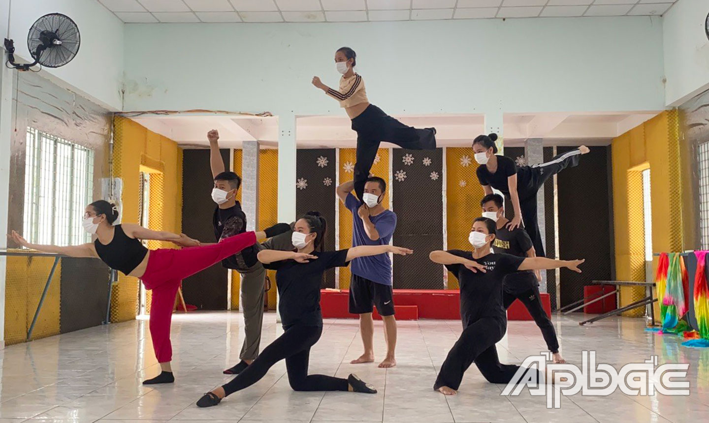 Diễn viên Trung tâm VHNT tỉnh tập dợt các tiết mục chuẩn bị diễn báo cáo Chương trình nghệ thuật “Nơi mặt trận tuyến đầu”.
