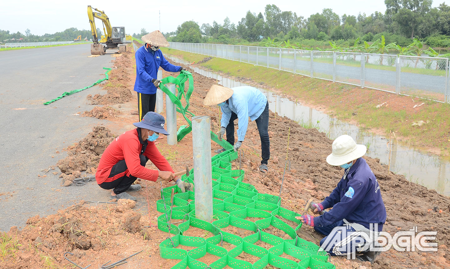  Hàng rào ngăn giữa cao tốc và đường gom đã được thi công tại nhiều đoạn trên tuyến cao tốc.