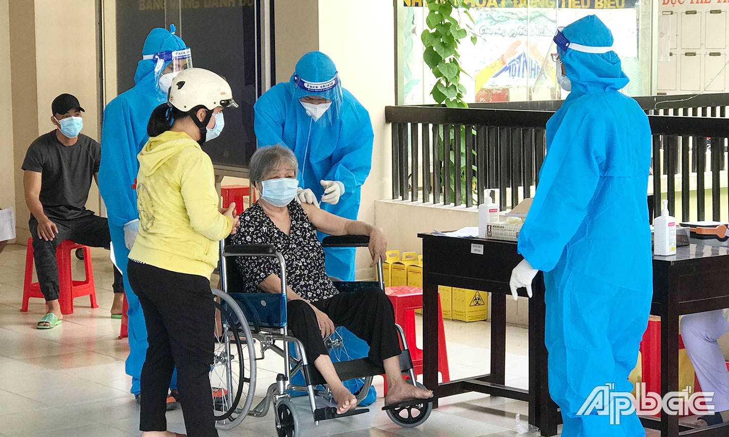 Tiêm vắc xin phòng Covid-19 cho người dân TP. Mỹ Tho.