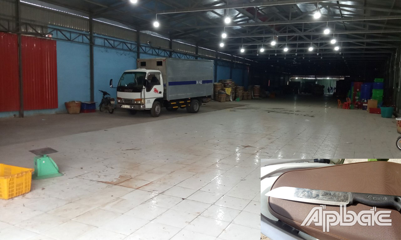 Hiện trường vụ án và hung khí.