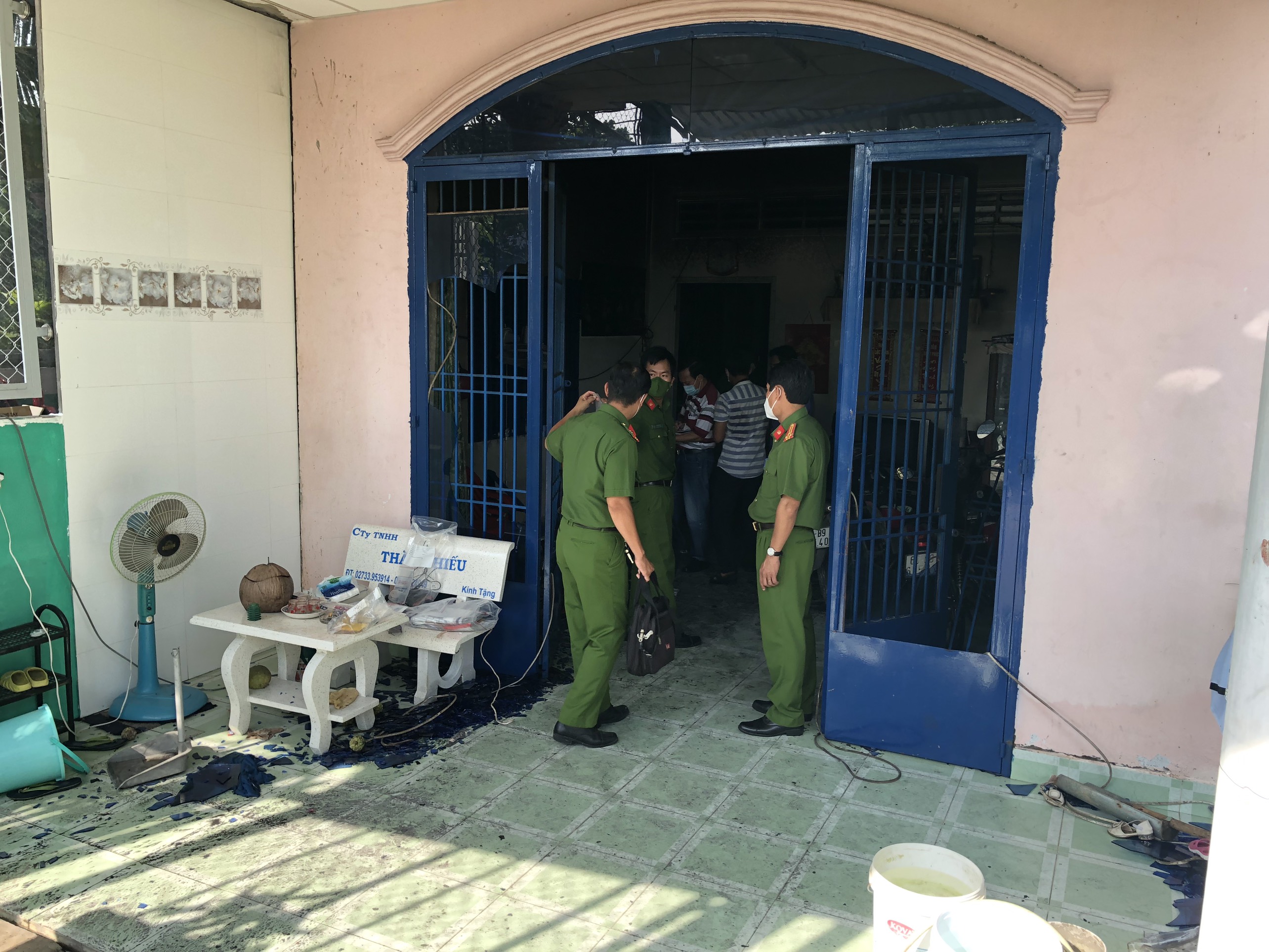 Cơ quan chức năng đang khảo sát hiện trường vụ án