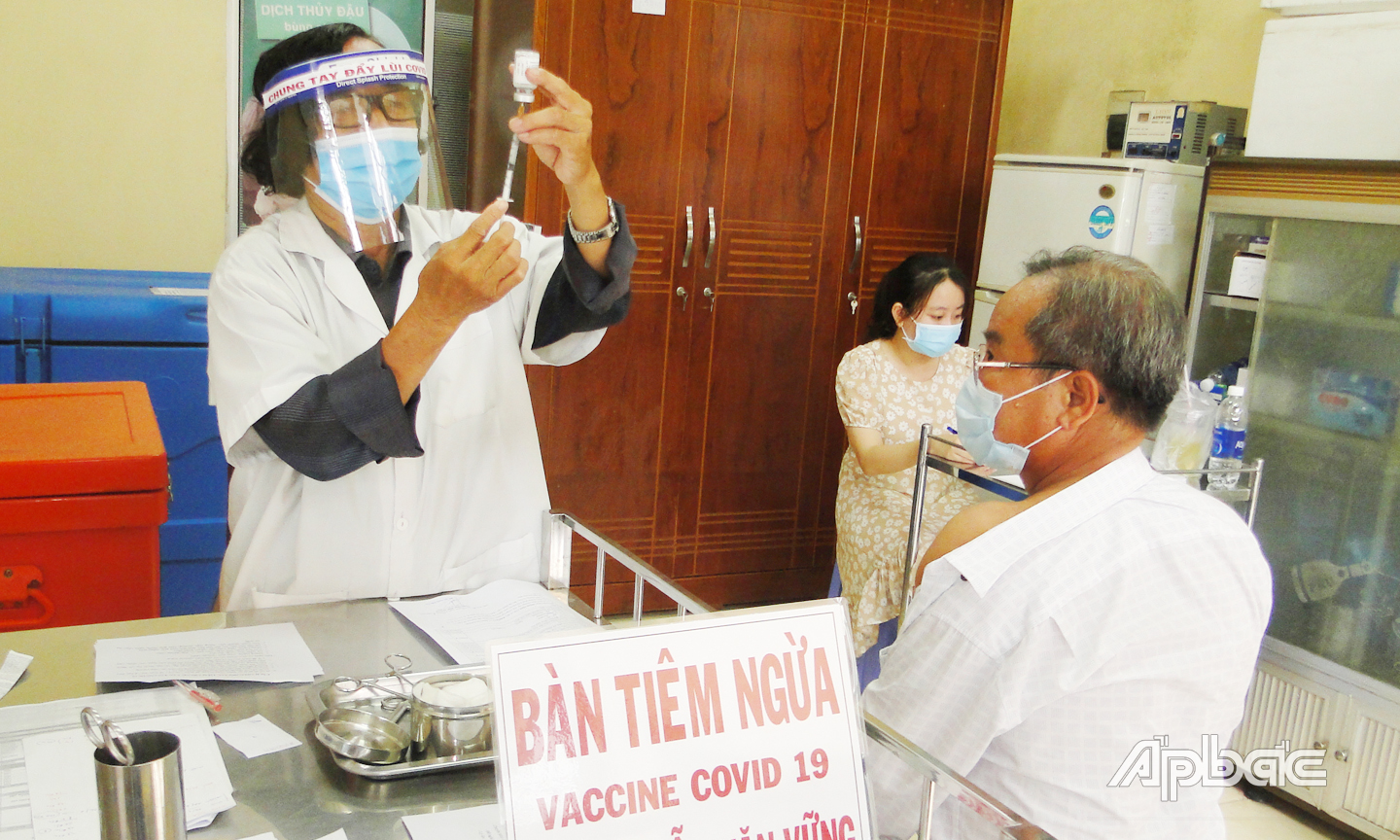 Đến nay toàn tỉnh có trên 80% người từ 18 tuổi trở lên đã tiêm mũi 1 vắc xin Covid-19. Tiền Giang nổ lực trong tháng 11 tỷ lệ bao phủ mũi 1 đạt 100% 