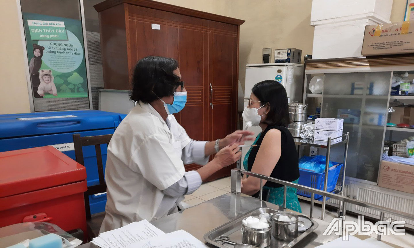 Các đơn vị tiêm chủng trong tỉnh đang đẩy nhanh tốc độ tiêm chủng để nhanh chóng tăng tỷ lệ  bao phủ vắc xin trong dân. 