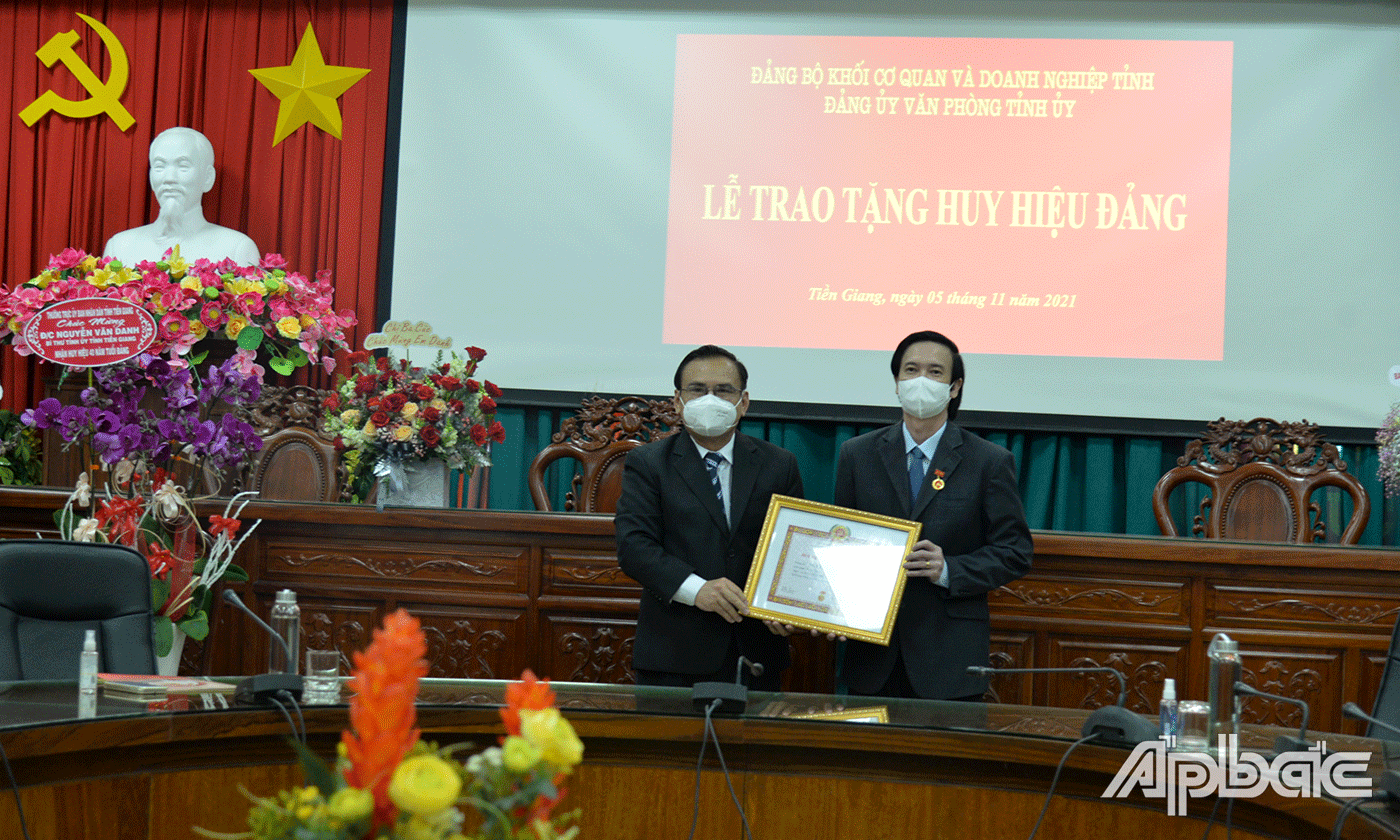 Đồng chí Võ Văn Bình trao Huy hiệu Đảng cho đồng chí Nguyễn Văn Danh.