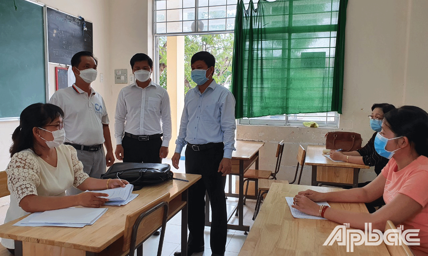 Tiến sĩ Lê Quang Trí thăm hỏi, động viên giáo viên Trường THCS - THPT Tân Thới. 