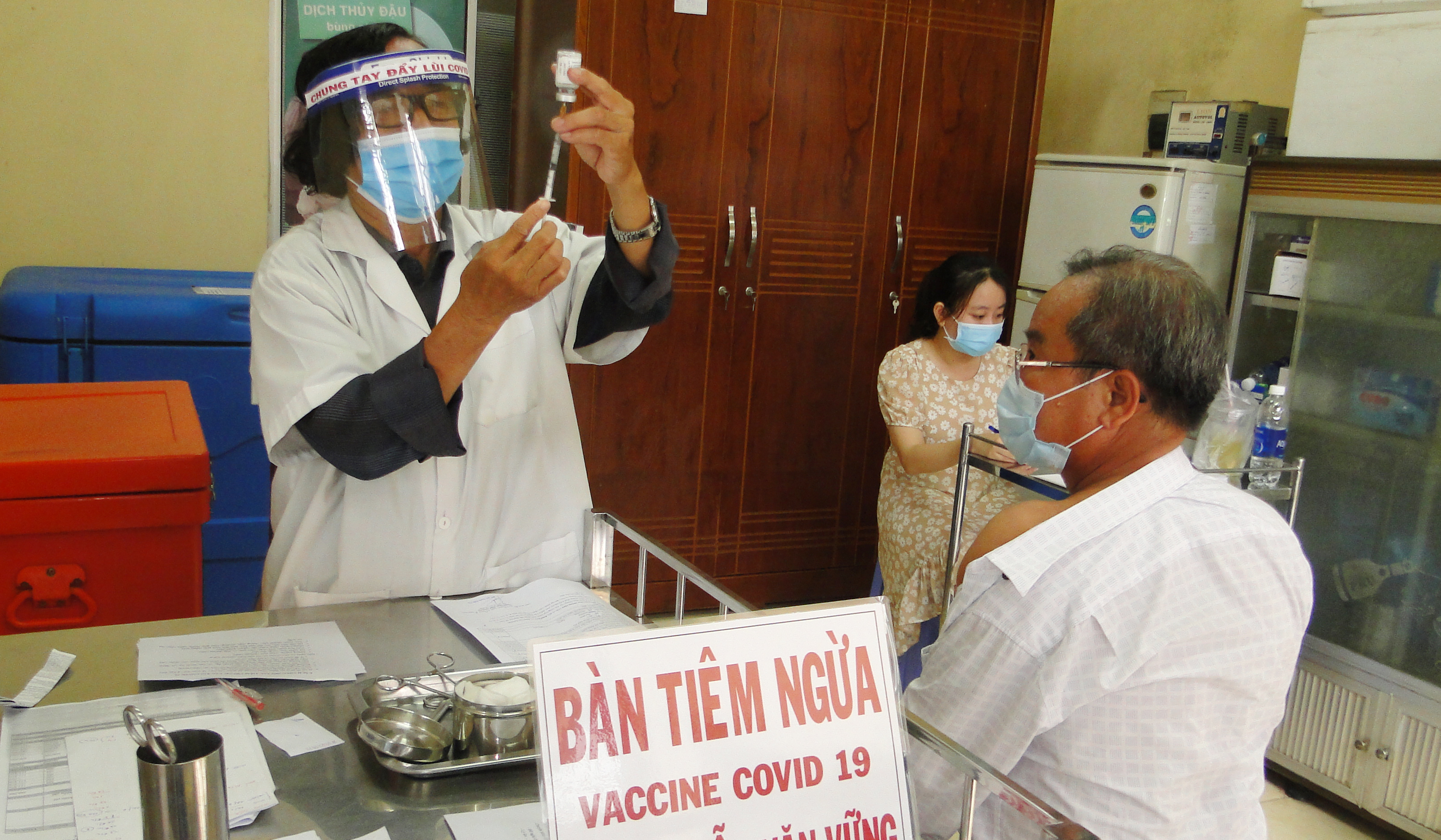 241.146 trên tổng số 330.233 người, đạt 73%, đã tiêm đủ 2 mũi là 137.337 đạt 41,6%.