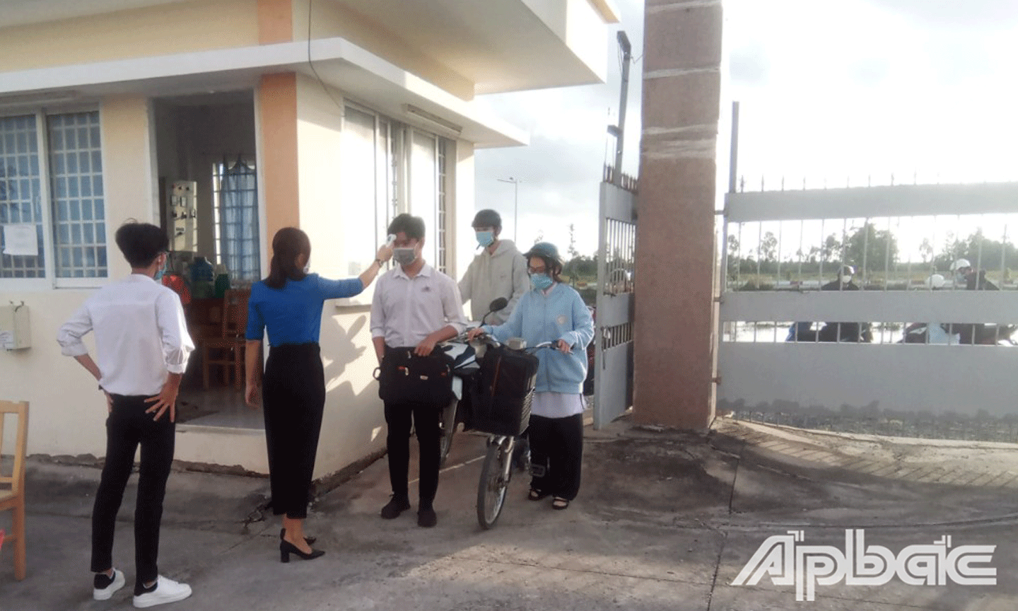 Học sinh Trường THCS - THPT Phú Thạnh trở lại trường. 