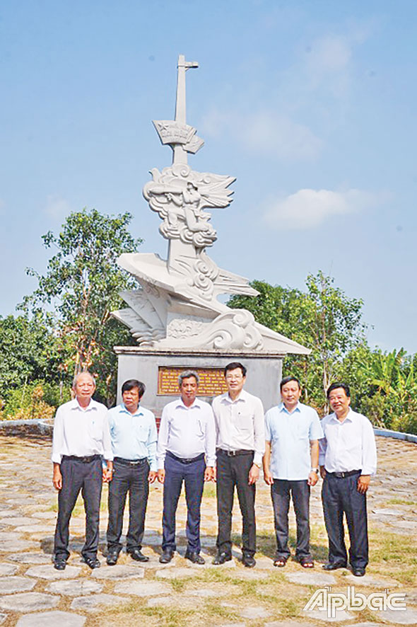 Lãnh đạo Sở VH-TT&DL và Phòng VH-TT huyện Cái Bè kiểm tra di tích Chiến thắng Rạch Ruộng (xã Tân Hưng, huyện Cái Bè).