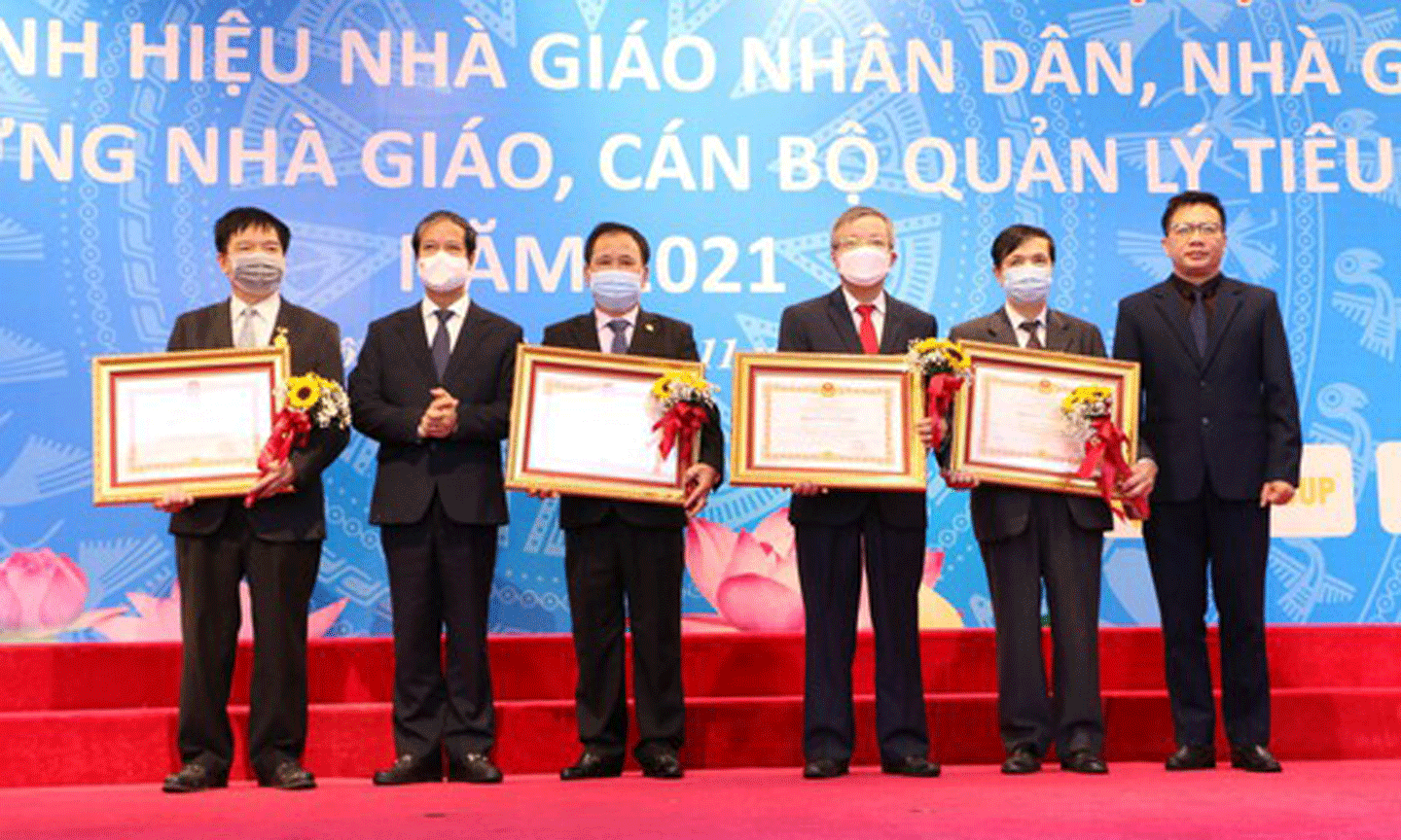 Bộ trưởng Nguyễn Kim Sơn trao danh hiệu Nhà giáo Nhân dân cho các nhà giáo