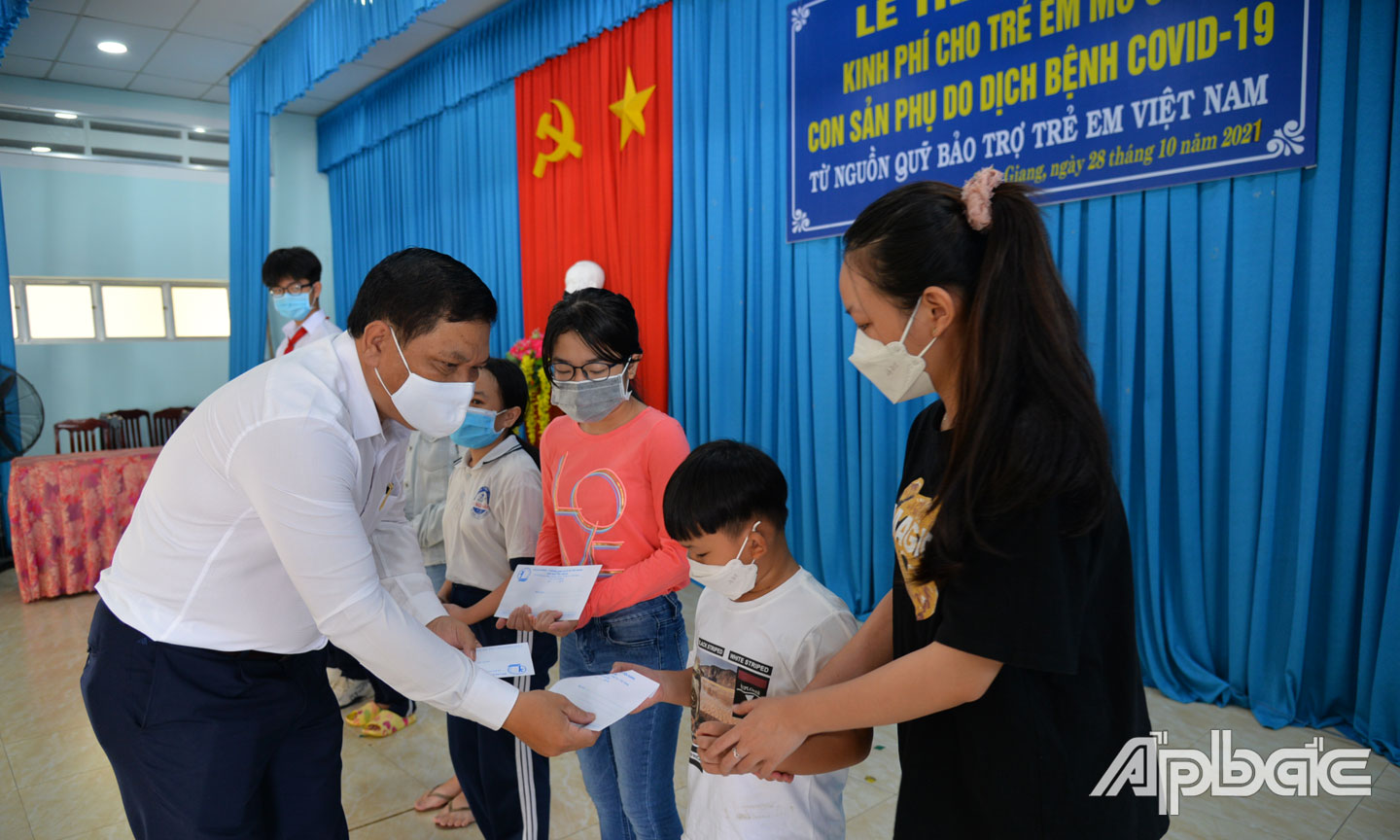 Đồng chí Lý Văn Cẩm, Giám đốc Sở Lao động - Thương binh và Xã hội thăm hỏi, tặng quà cho trẻ mồ côi do Covid-19.