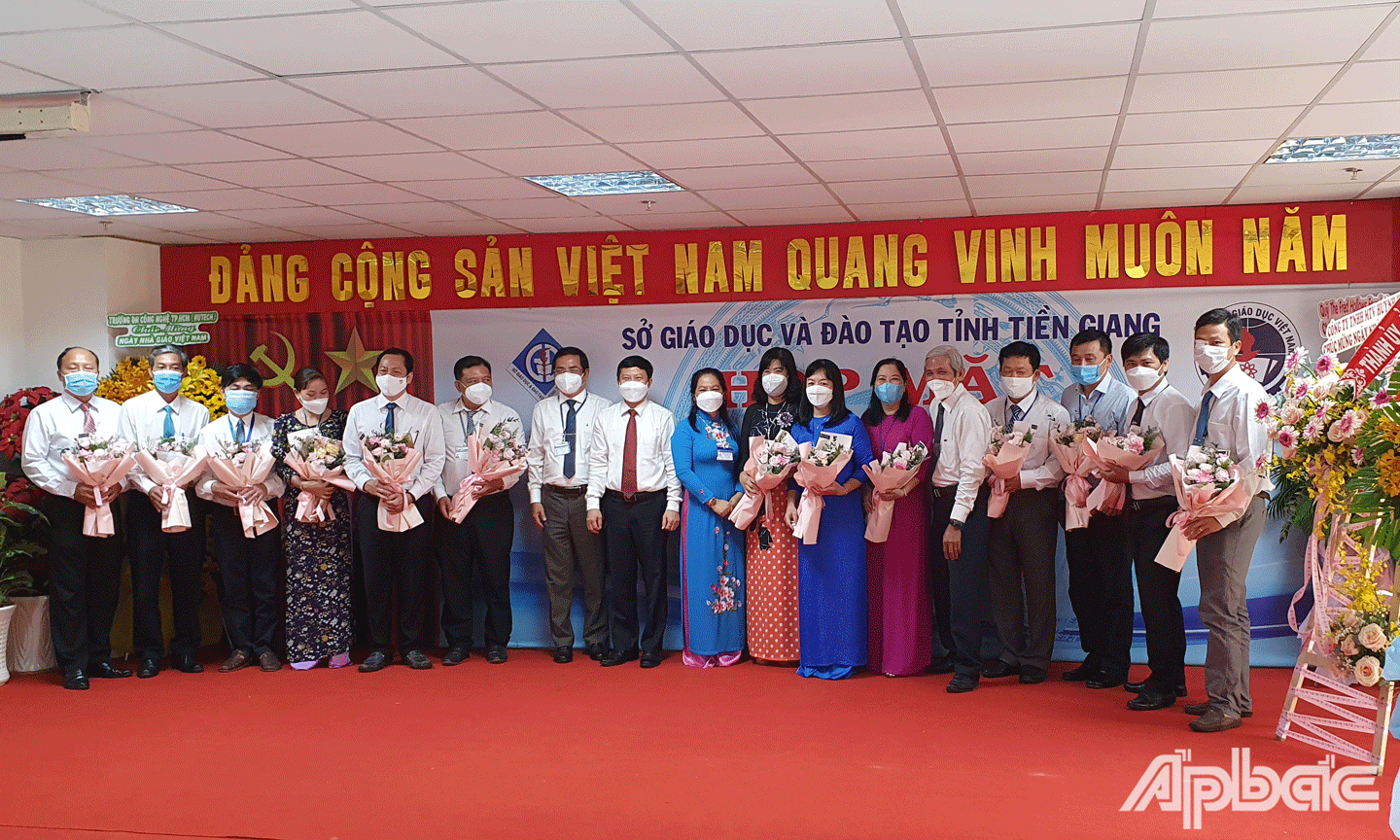 Ban Giám đốc Sở GD-ĐT trao  hoa vinh danh chúc mừng các thầy, cô được lãnh bằng Tiến sĩ, Thạc sĩ. 