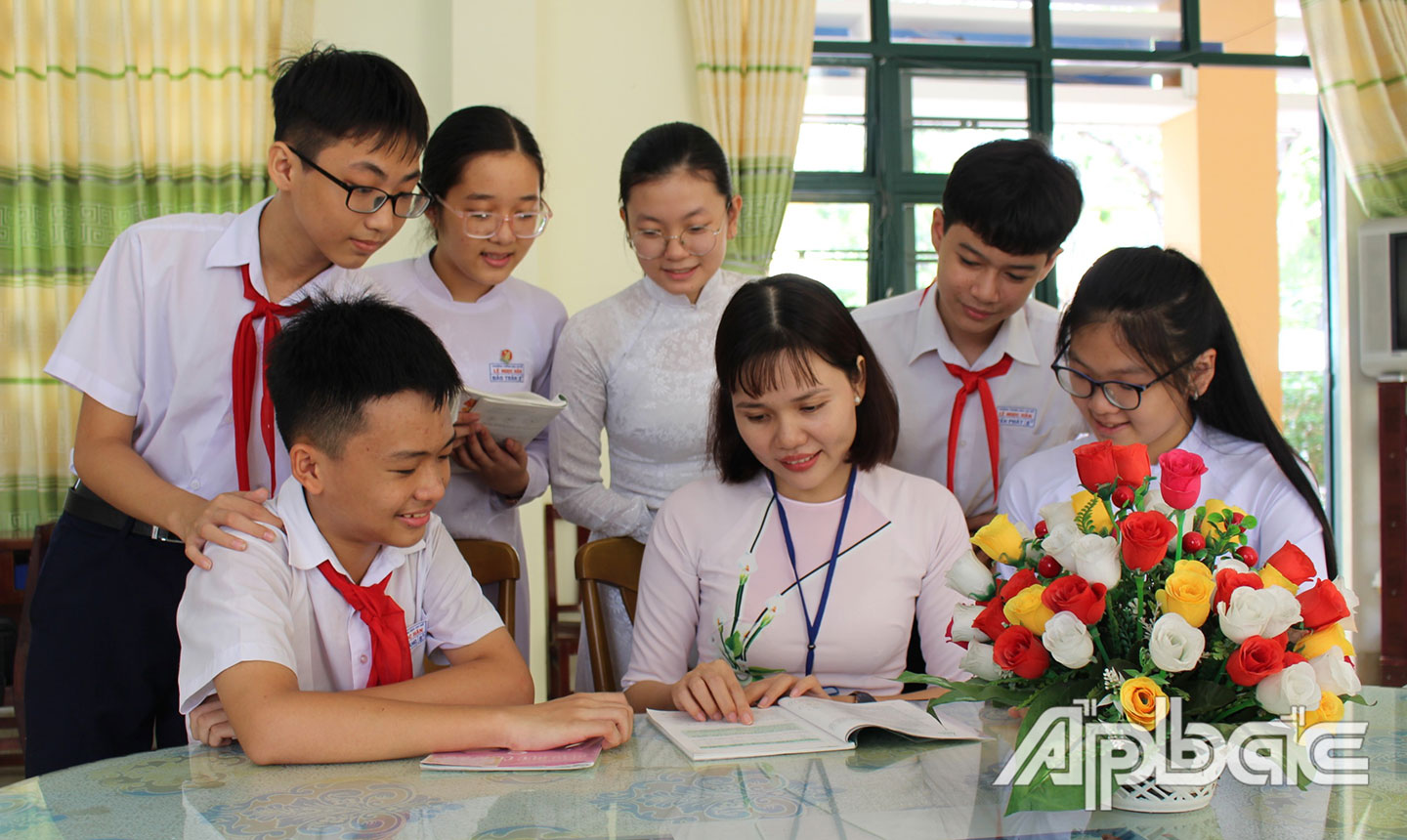Những năm qua, đội ngũ giáo viên tỉnh nhà không ngừng phát triển và nâng cao trình độ chuyên môn. (Trong ảnh: Cô giáo và học sinh Trường THCS Lê Ngọc Hân, ảnh chụp khi dịch chưa bùng phát). 