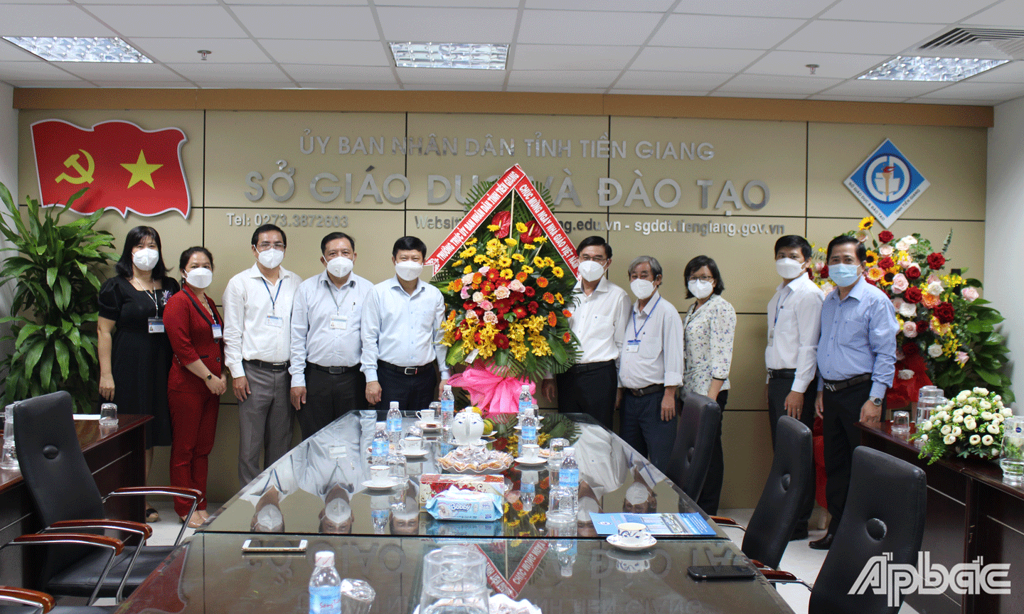 Lãnh đạo tỉnh chụp ảnh lưu niệm với cán bộ, nhà giáo Sở GD-ĐT Tiền Giang. 