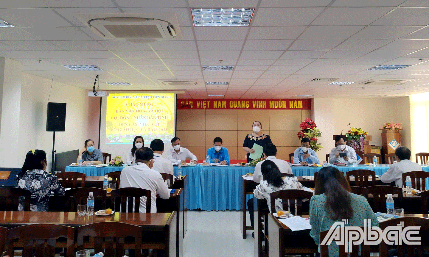Quang cảnh buổi làm việc. 
