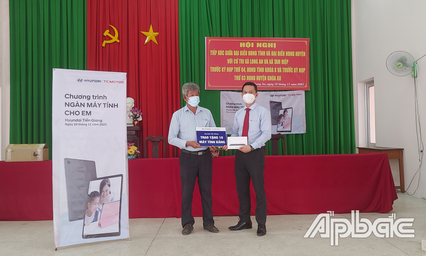 Ông Nguyễn Thanh Sơn (phải), Giám đốc Điều hành Hyundai Tiền Giang trao máy tính bảng cho Trường Tiểu học Long An.