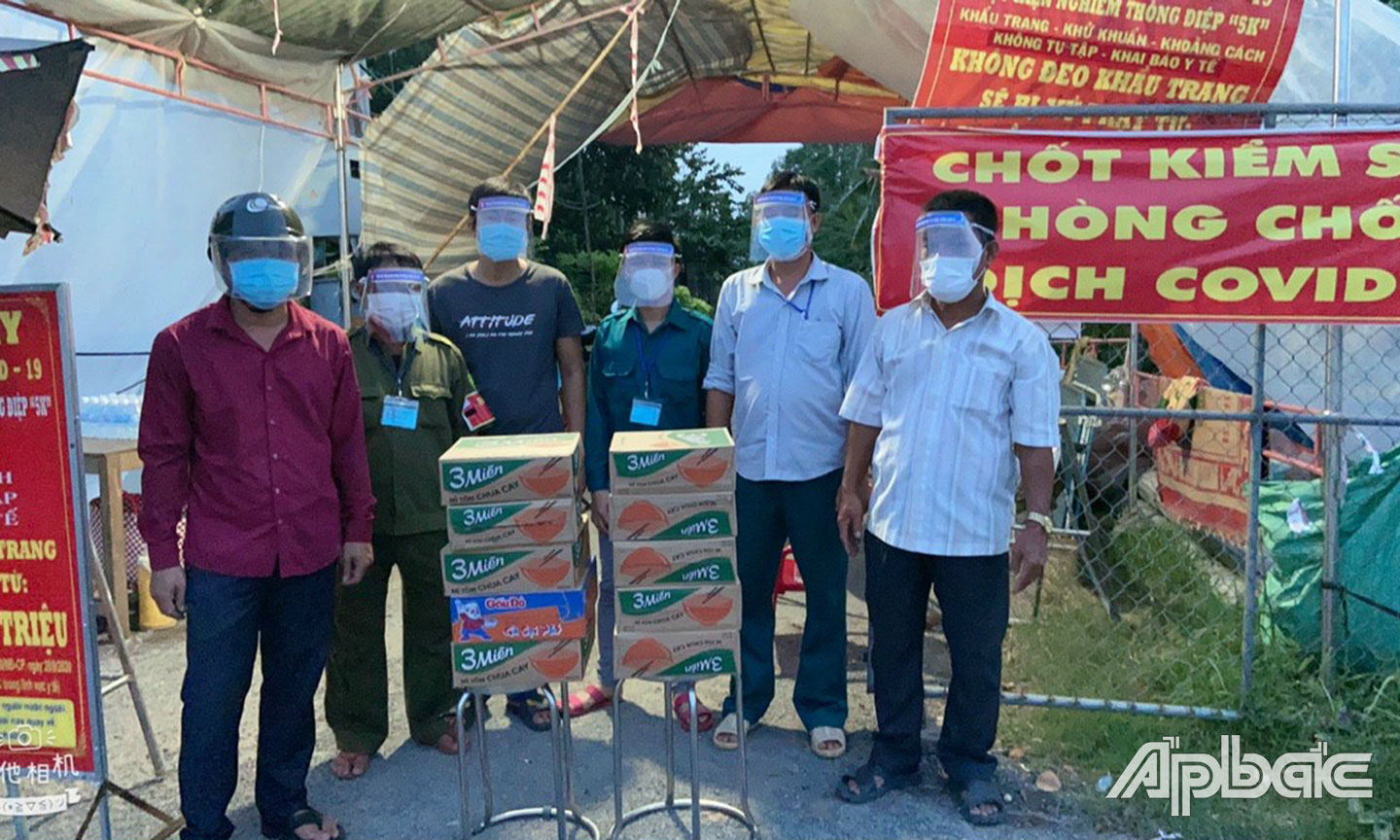 Ủy ban MTTQ huyện cùng các tổ chức chính trị - xã hội trao quà hỗ trợ cho các hộ trong khu phong tỏa.