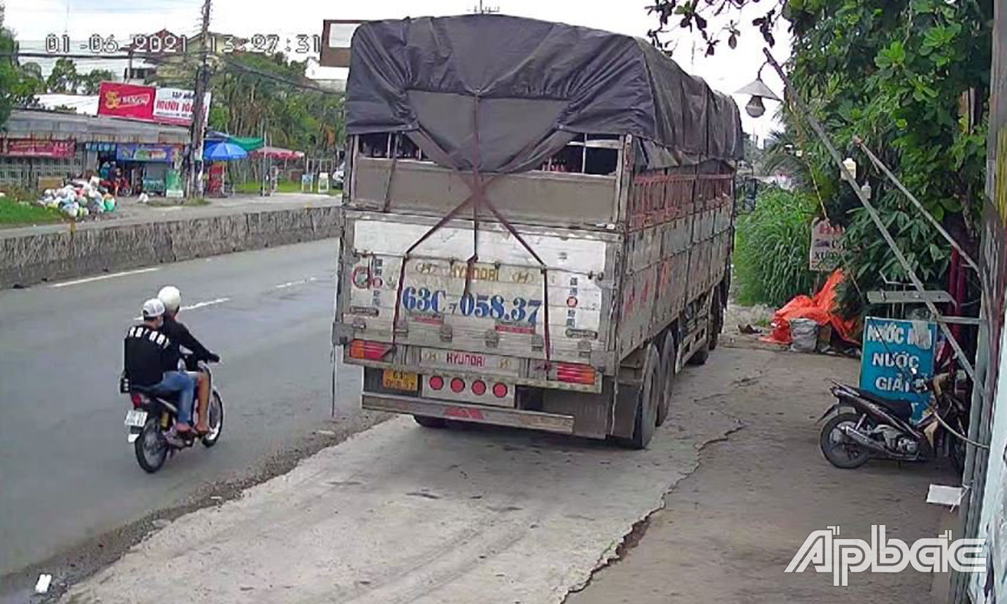 Camera an ninh trên Quốc lộ 1 ghi lại hình ảnh 2 đối tượng trộm phục vụ công tác điều tra, truy xét.