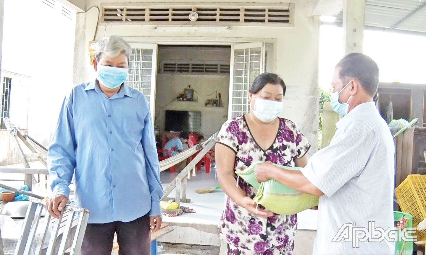 Các ban, ngành, đoàn thể phường 5 thăm trao quà hộ khó khăn do dịch bệnh.