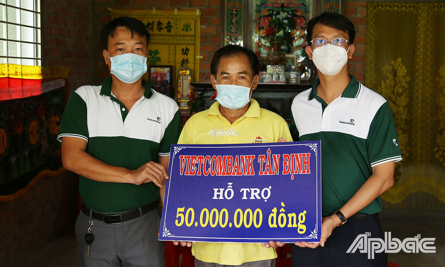 Vietcombank CN Tân Định hỗ trợ 50 triệu đồng.