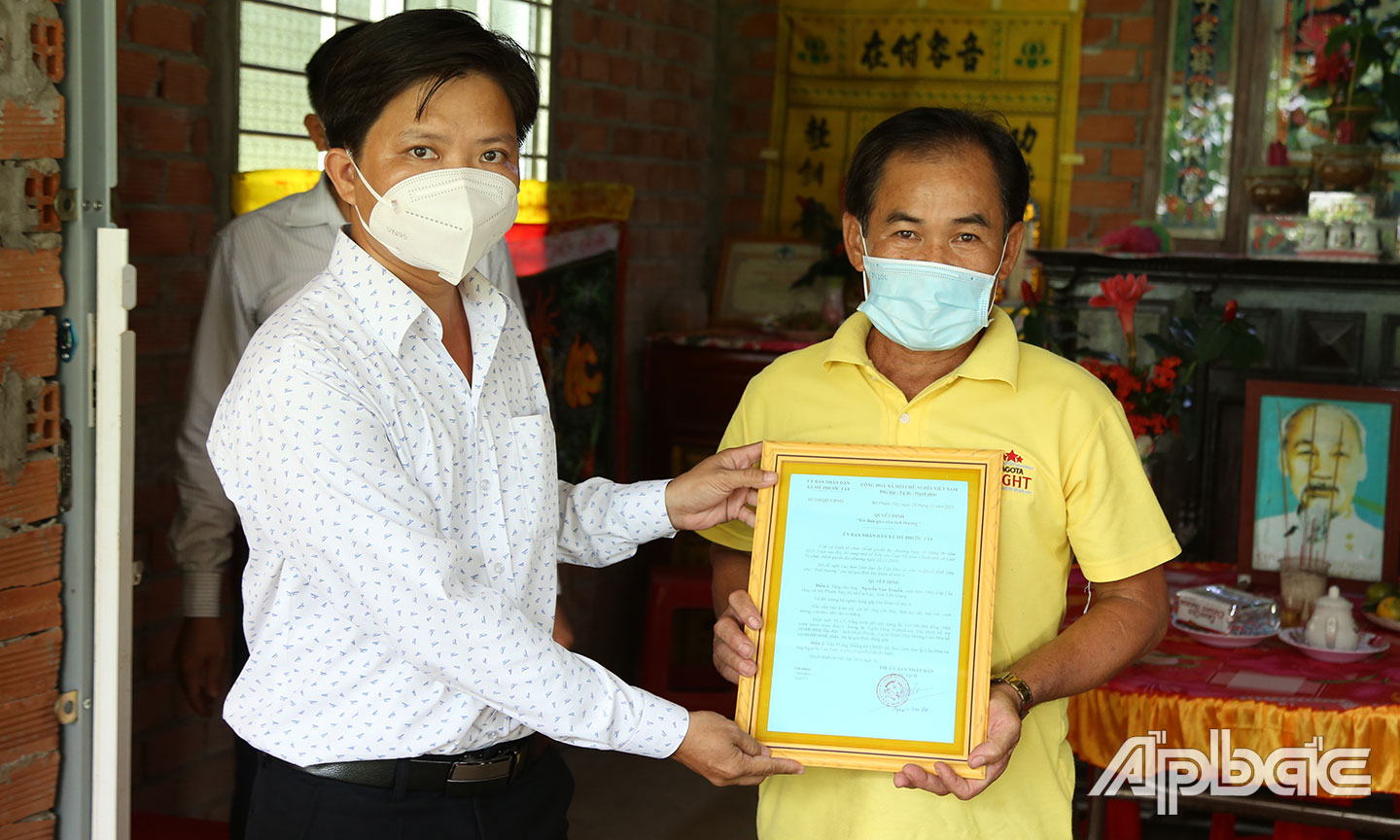 Chính quyền địa phương trao quyết định nhà tình thương.