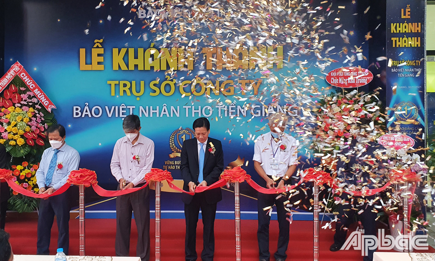 Cắt băng khánh thành. 