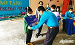 Tiền Giang: Trao sổ tiết kiệm cho 13 trẻ là con đoàn viên Công đoàn tử vong do Covid-19
