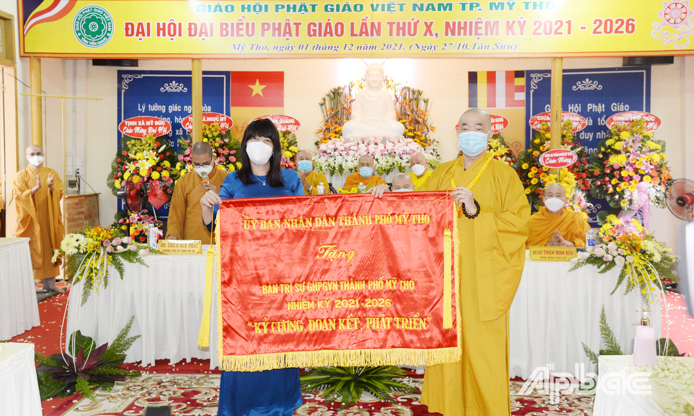 Đồng chí Lê Thị Bé Phượng, Phó Chủ tịch UBND TP. Mỹ Tho trao bức trướng của UBND TP. Mỹ Tho tặng Ban Trị sự Phật giáo TP. Mỹ  Tho