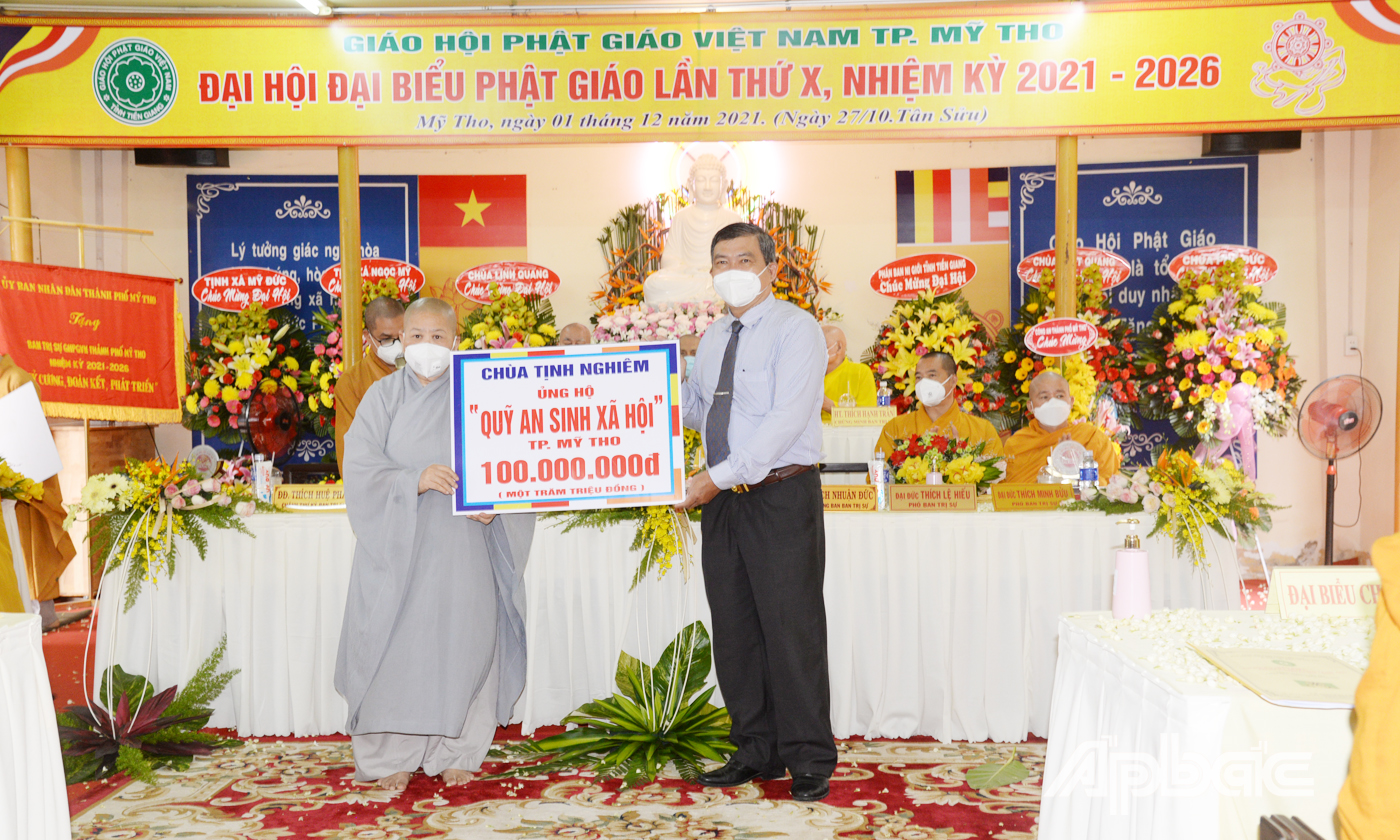 Ni trưởng Thích nữ Tịnh Nghiêm, Phó Trưởng Ban Trị sự Phật giáo tỉnh, Trưởng phân ban Đặc trách ni giới tỉnh trao bảng tượng trưng ủng hộ 100 triệu đồng cho quỹ an sinh xã hội đến đồng chí Bùi Văn Bảo, Chủ tịch Ủy ban MTTQ TP. Mỹ Tho 