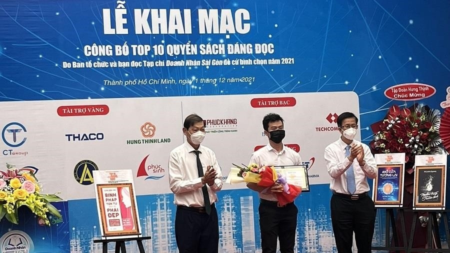 Authors of the top 10 books worth reading in 2021 honoured. (Photo: LINH BAO).